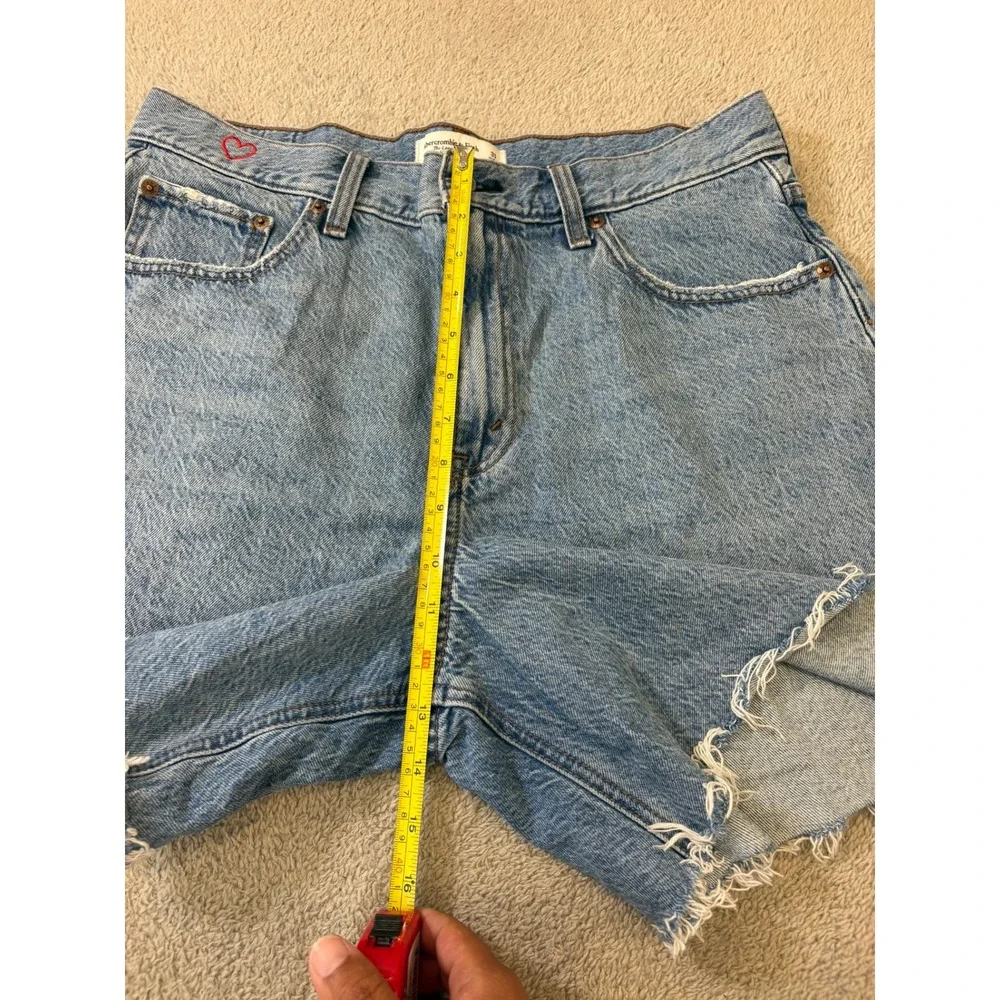 Abercrombie & Fitch The Loose Short High Rise Denim Light Wash Heart Size 31/34